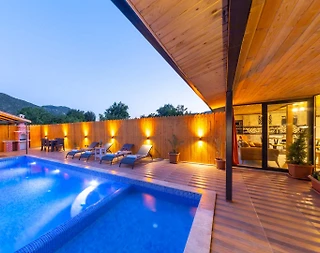 Kaş Bezirgan'da Doğa İçerisinde, Taş Mimarili, Konforlu Villa - 1