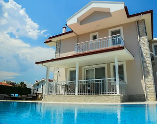 Muğla Dalyan'da Modern Mimarili, Geniş Havuzlu, Tatil Villası - 1
