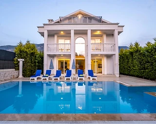 Fethiye Ölüdeniz'de Geniş Ailelere Uygun, Özel Havuzlu, Bahçeli Villa - 4