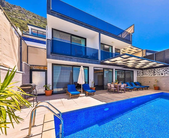 Kaş Bezirgan'da Eşsiz Manzaralı, Açık ve Kapalı Havuzlu, Kiralık Villa - 1