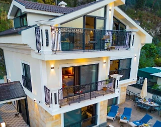 Muğla Fethiye'de Enfes Deniz Manzaralı, Kapalı Havuzlu, Saunalı Villa - 1