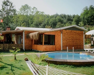 Sapanca Memnuniye'de Geniş Bahçeli, Şömineli ve Jakuzili, Şık Villa - 1