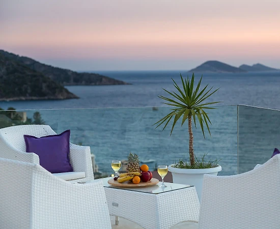 Kalkan'da Plaja Yürüme Mesafesinde, Özel Havuzlu, Manzaralı Villa - 1