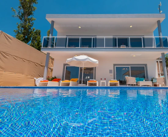 Kaş Kalkan'da Panoramik Deniz Manzaralı, Özel Havuzlu, Konforlu Villa - 1
