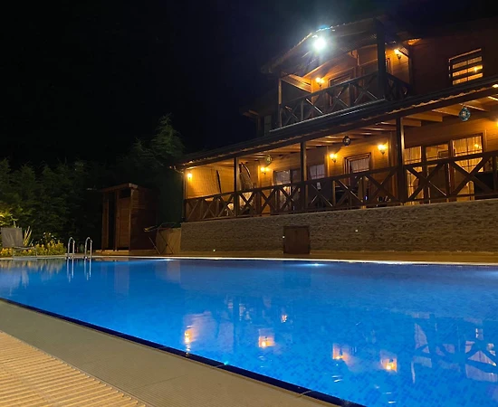 İstanbul Şile'de Geniş Bahçeli, Özel Havuzlu, Ahşap Villa - 1