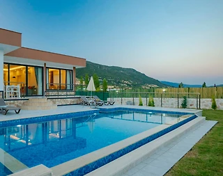 Kaş Sarıbelen'de Geniş Bahçeli, Özel Havuzlu, 2+1, Lüks Villa - 1