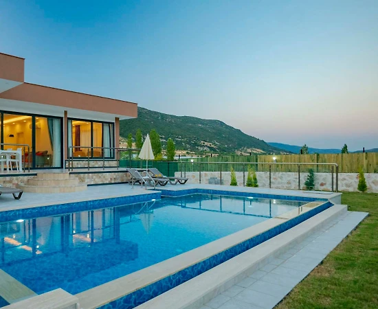 Kaş Sarıbelen'de Geniş Bahçeli, Özel Havuzlu, 2+1, Lüks Villa - 1
