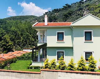 Balıkesir Edremit'te Deniz Manzaralı, Geniş Bahçeli, Kiralık Villa - 2