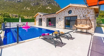 Kaş Bezirgan'da Doğa Manzaralı, Sonsuzluk Havuzlu, Jakuzili Villa