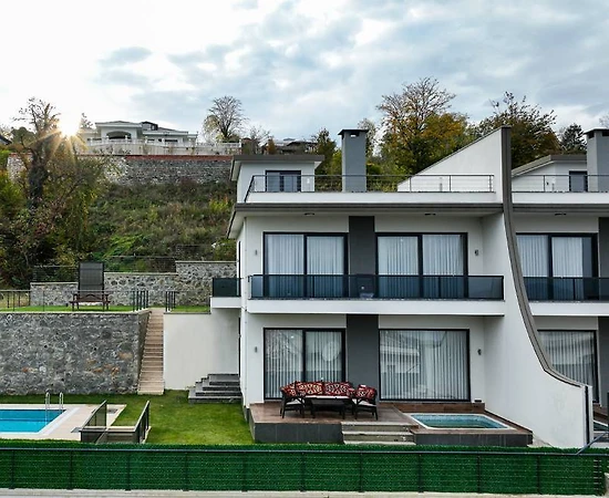 Sapanca Güldibi'nde Muhteşem Tesiste, Özel Havuzlu, Modern Villa - 1