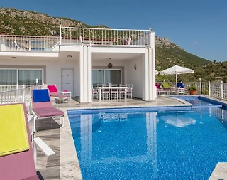 Kaş Bezirgan'da Göz Alıcı Deniz Manzaralı, Özel Havuzlu, Zarif Villa - 1