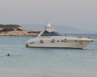 Aydın Kuşadası'nda Serin Sularda, Mavi Yolculuk Sunan, Kiralık Motoryat - 1