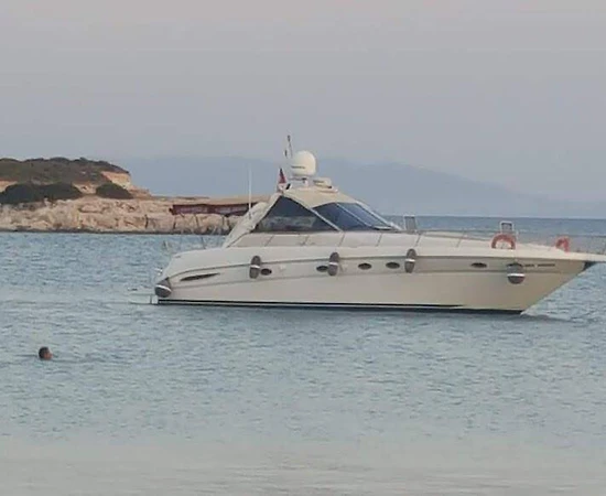 Aydın Kuşadası'nda Serin Sularda, Mavi Yolculuk Sunan, Kiralık Motoryat - 1