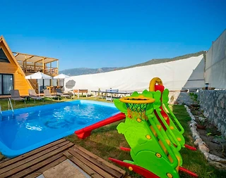 Kaş Yeşilköy'de Ahşap Mimarili, Özel Havuzlu, Bahçeli Villa - 1