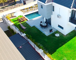 İzmir Çeşme'de Merkezi Konumda, Özel Havuzlu, Bahçeli,  Lüks Villa - 2