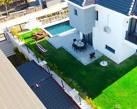 İzmir Çeşme'de Merkezi Konumda, Özel Havuzlu, Bahçeli, Lüks Villa - 2