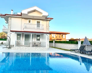 Ortacada Dalyan'da Merkezi Konumda, Özel Havuzlu, Modern Villa - 1