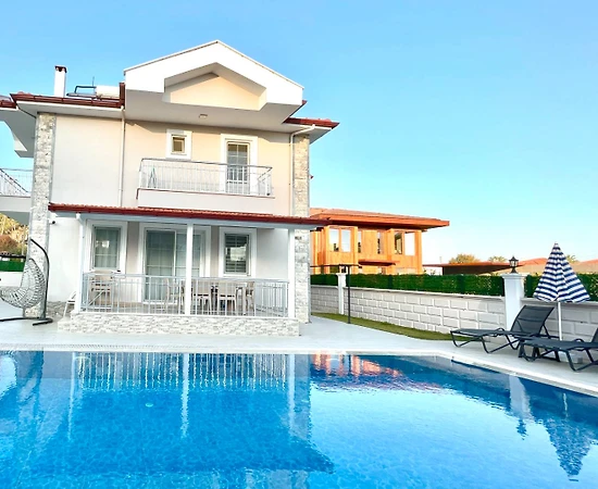 Ortacada Dalyan'da Merkezi Konumda, Özel Havuzlu, Modern Villa - 1
