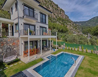Fethiye Göcek'te Modern Tasarımlı, Özel Havuzlu, Bahçeli Villa - 2