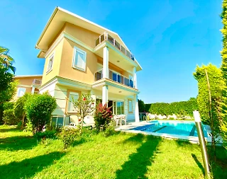 Serik Kadriye'de Geniş Bahçeli, Özel Havuzlu, Şık Kiralık Villa - 1