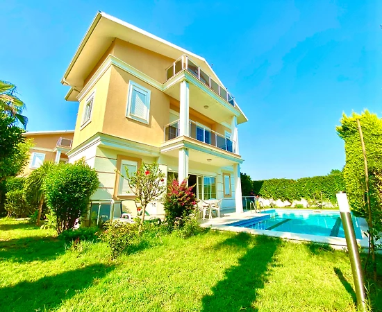 Serik Kadriye'de Geniş Bahçeli, Özel Havuzlu, Kiralık Villa - 1