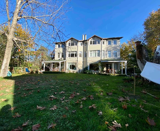 Sapanca Çayiçi'nde Geniş Bahçeli, Şömineli, Merkezi Konumda Villa - 1