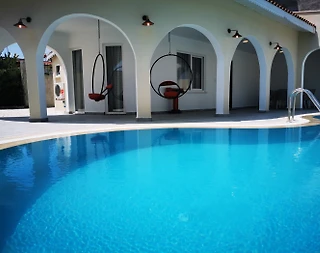 Serik Kadriye'de Modern Tasarımlı, Özel Havuzlu, Kiralık Villa - 1