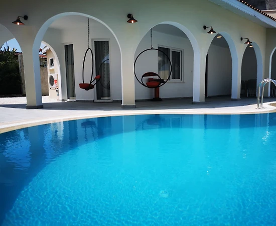 Serik Kadriye'de Modern Tasarımlı, Özel Havuzlu, Kiralık Villa - 1