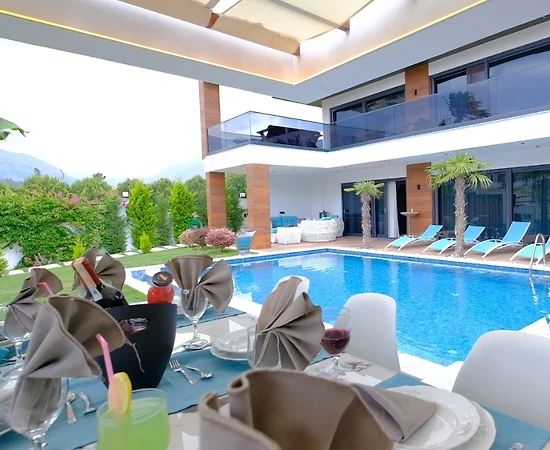 Kemer Çamyuva'da Bahçeli, Isıtmalı Özel Havuzlu, Konforlu Villa - 1
