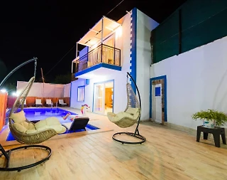 Kaş Üzümlü'de Geniş Ailelere Uygun, Özel Havuzlu, Tatil Villası - 1