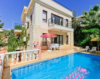 Kalkan Merkez'de Denize Yakın Konumda, Özel Havuzlu, Konforlu Villa - 1