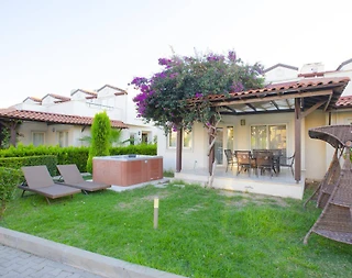Didim Akbük'te Özel Plajlı Tesiste, Bahçeli Kiralık Yazlık - 1