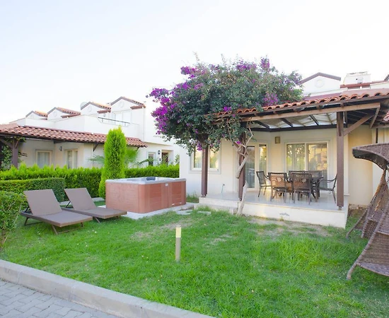 Didim Akbük'te Özel Plajlı Tesiste, Bahçeli Kiralık Yazlık - 1