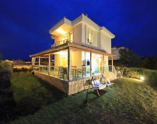 İzmir Çeşme'de Geniş Ailelere Uygun, Ortak Havuzlu, Modern Villa - 1