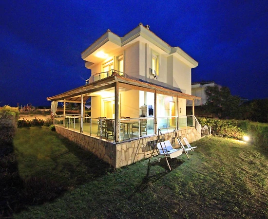 İzmir Çeşme'de Geniş Ailelere Uygun, Ortak Havuzlu, Modern Villa - 1