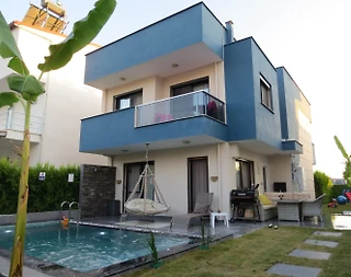 Kuşadası Soğucak'ta Masajlı Havuzlu, Akıllı Ev Sistemine Uygun Villa - 1