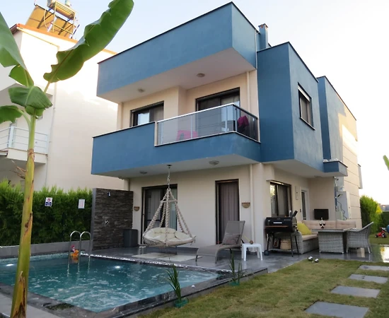 Kuşadası Soğucak'ta Masajlı Havuzlu, Akıllı Ev Sistemine Uygun Villa - 1