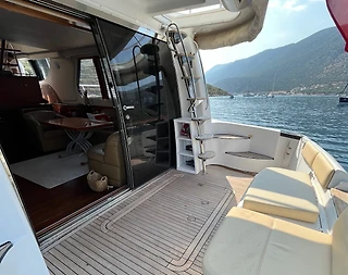 Bodrum'da Lüks Tasarıma Sahip, Geniş Kapasiteli Kiralık Motoryat - 2