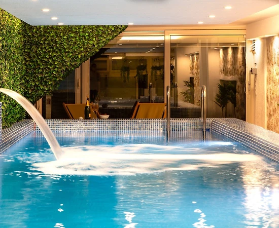 Kaş Bezirgan'da Plaja Yakın, Kapalı Havuzlu, Modern Balayı Villası - 1