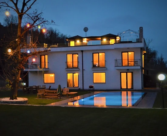 Sapanca'da Doğa Manzaralı Eşsiz Teraslı, Geniş Bahçeli, Şömineli Villa - 1