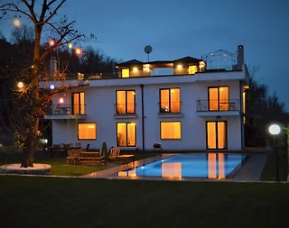 Sapanca'da Doğa Manzaralı Eşsiz Teraslı, Geniş Bahçeli, Şömineli Villa - 1