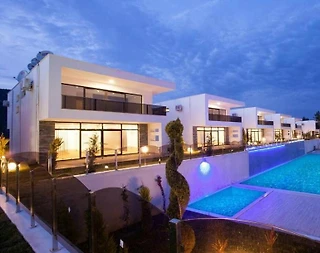 Aydın Kuşadası'nda Site İçerisinde, Ortak Havuzlu, Konforlu Villa - 1