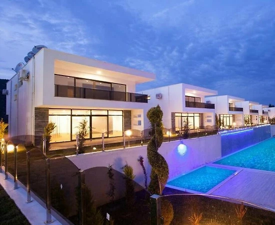 Aydın Kuşadası'nda Site İçerisinde, Ortak Havuzlu, Konforlu Villa - 1