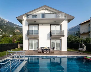 Fethiye'de Ölüdeniz'de Merkezi Konumda, Çocuk Havuzlu, Modern Villa - 1