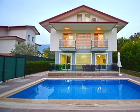 Fethiye Ölüdeniz'de Yemyeşil Bahçeli, Elverişli Konumda, Yazlık Villa - 2