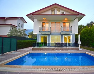 Fethiye Ölüdeniz'de Yemyeşil Bahçeli, Elverişli Konumda, Yazlık Villa - 2