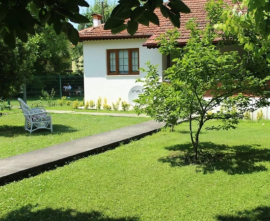 Sakarya Sapanca'da Eşsiz Bahçeye Sahip, Konforlu Ahşap Yazlık - 1