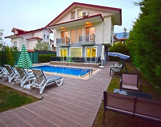 Fethiye Ölüdeniz'de Yemyeşil Bahçeli, Elverişli Konumda, Yazlık Villa - 1
