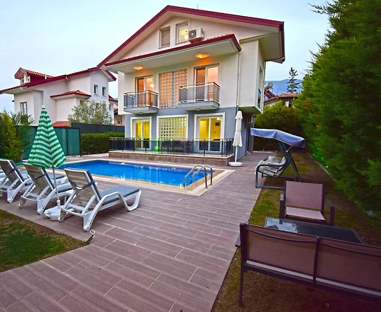 Fethiye Ölüdeniz'de Yemyeşil Bahçeli, Elverişli Konumda, Yazlık Villa - 1