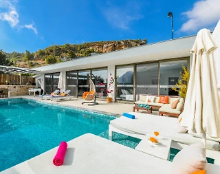Kaş İslamlar'da Geniş Bahçeli, Özel Havuzlu, Kiralık Villa - 1